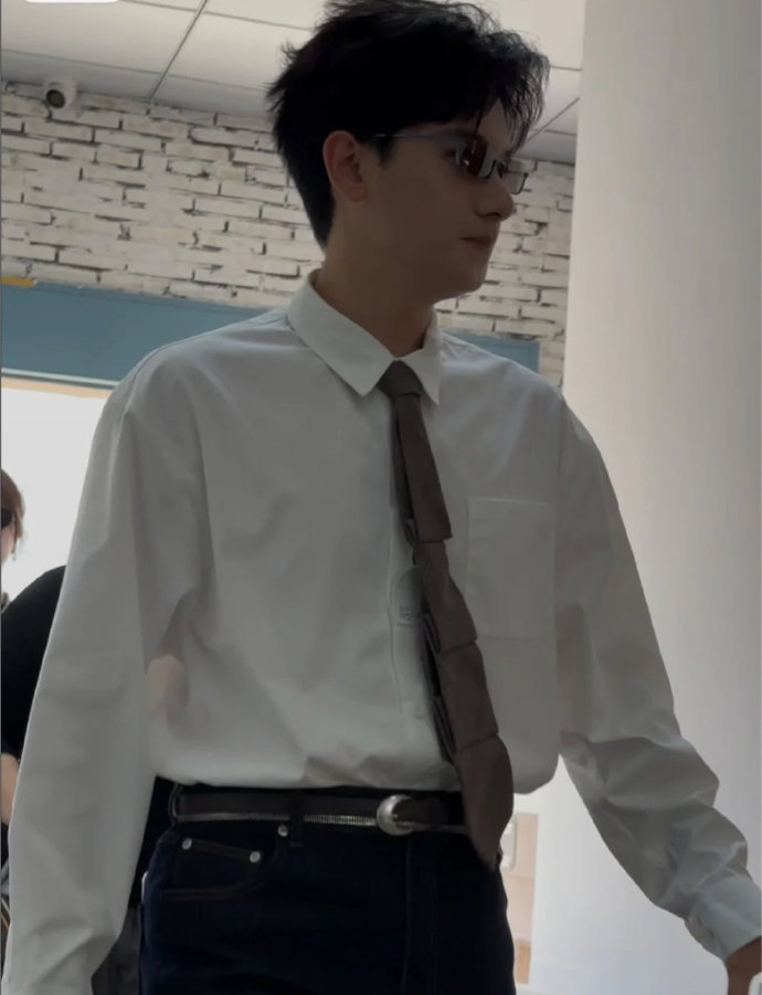 胡先煦 哪有老公啊 被胡先煦《现在就出发》试驾的智界 R7 狠狠圈粉！华为 乾崑