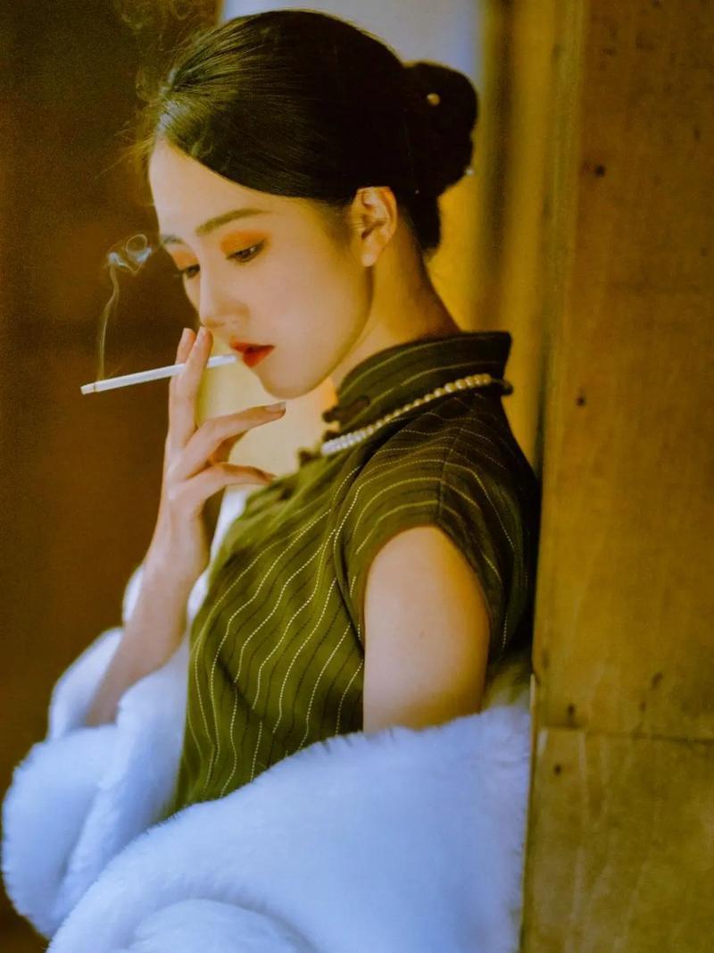 上联：芳草萋萋思往事
下联：落花朵朵念乡愁
友友请下联
