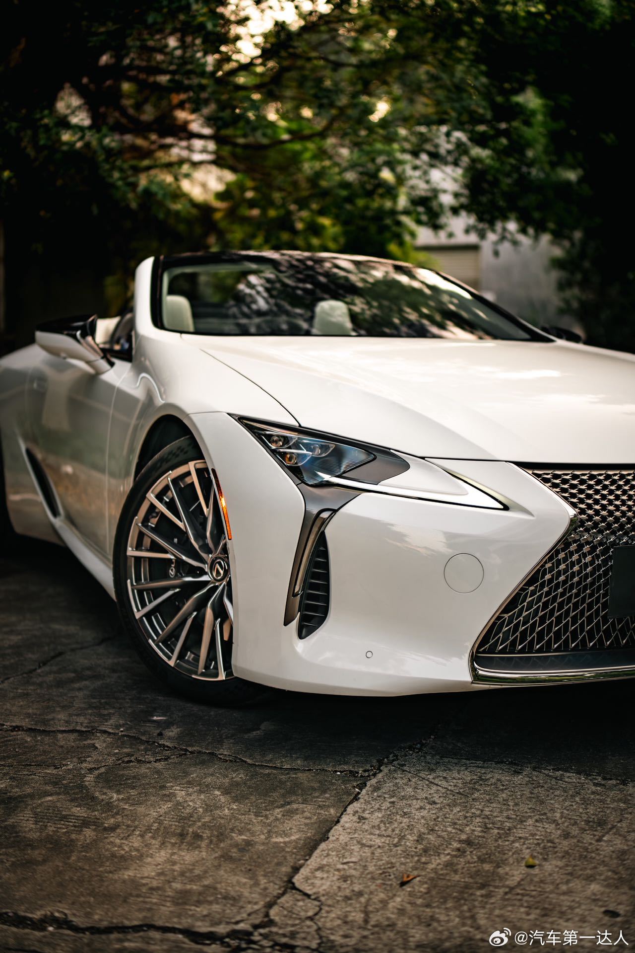 雷克萨斯 LC500 敞篷，高定版配色 