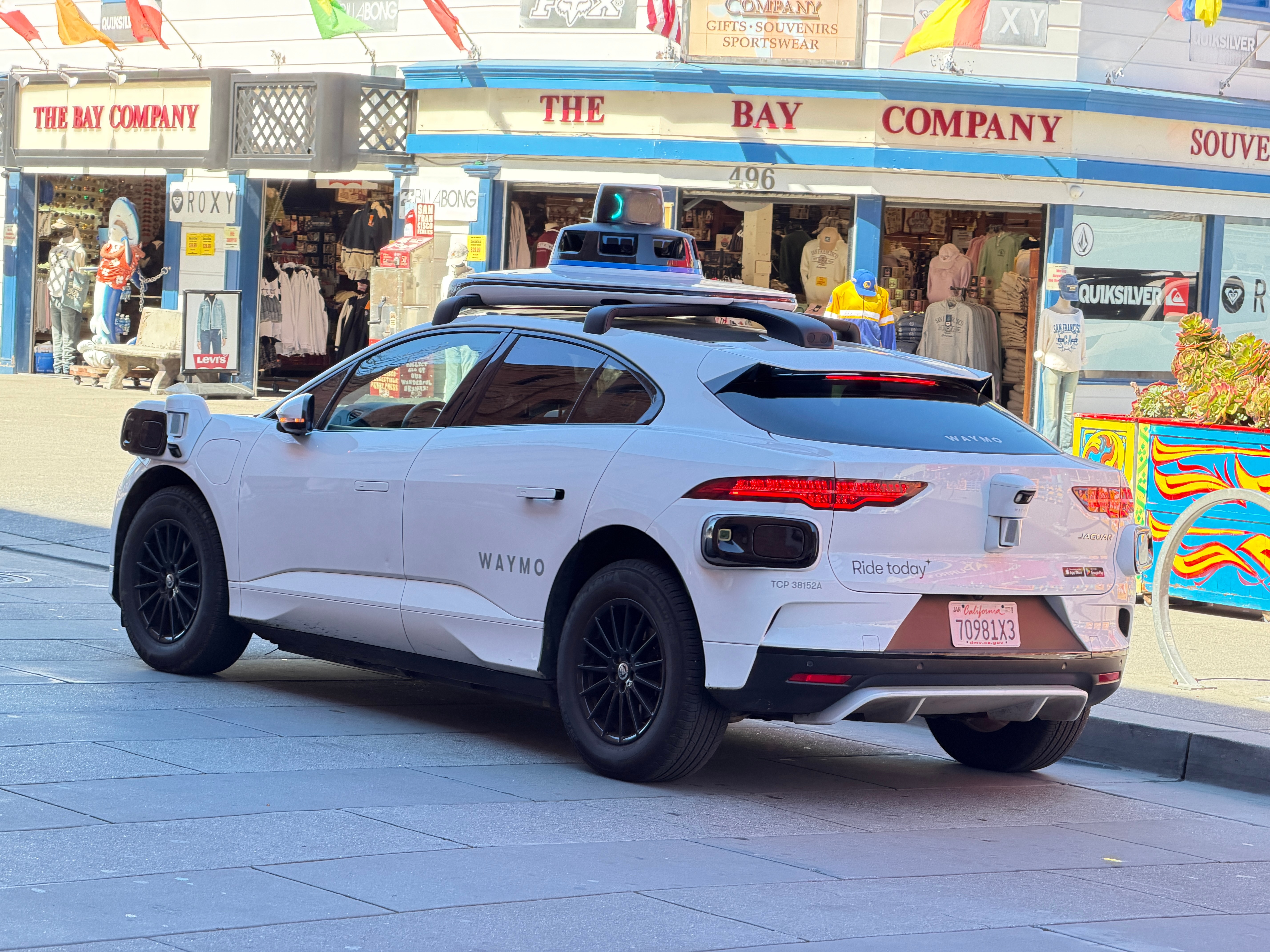 Waymo 真的好嗨多啊，可以说是随处可见。 