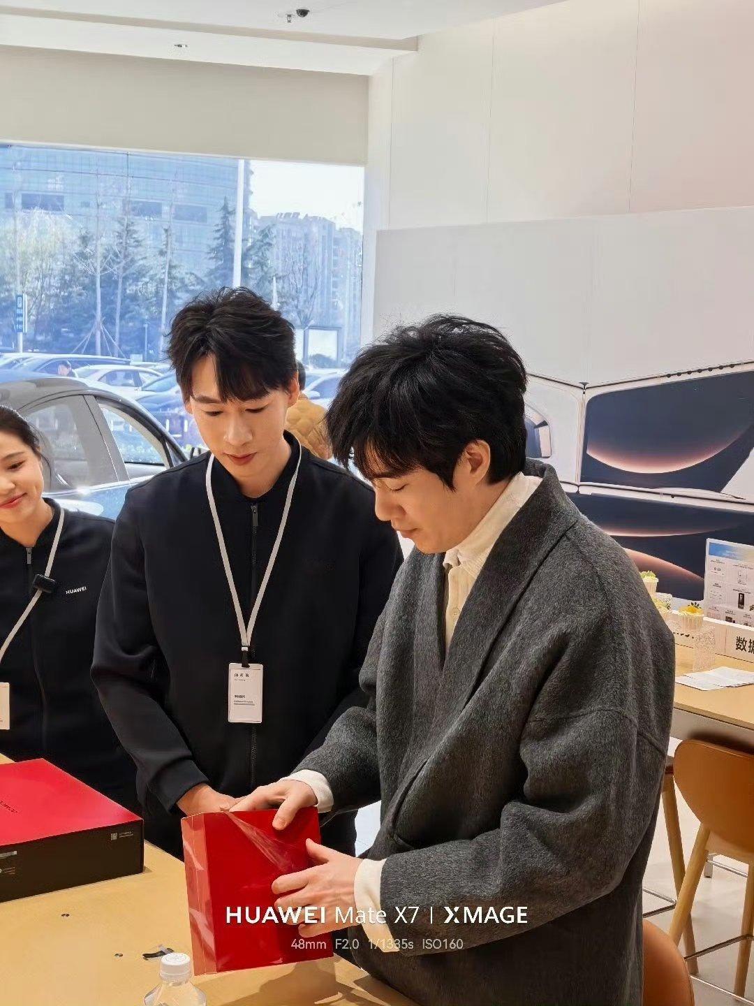 【名人首选，热度空前，华为Mate X7开售即热销：全国各地华为门店成偶遇明星现