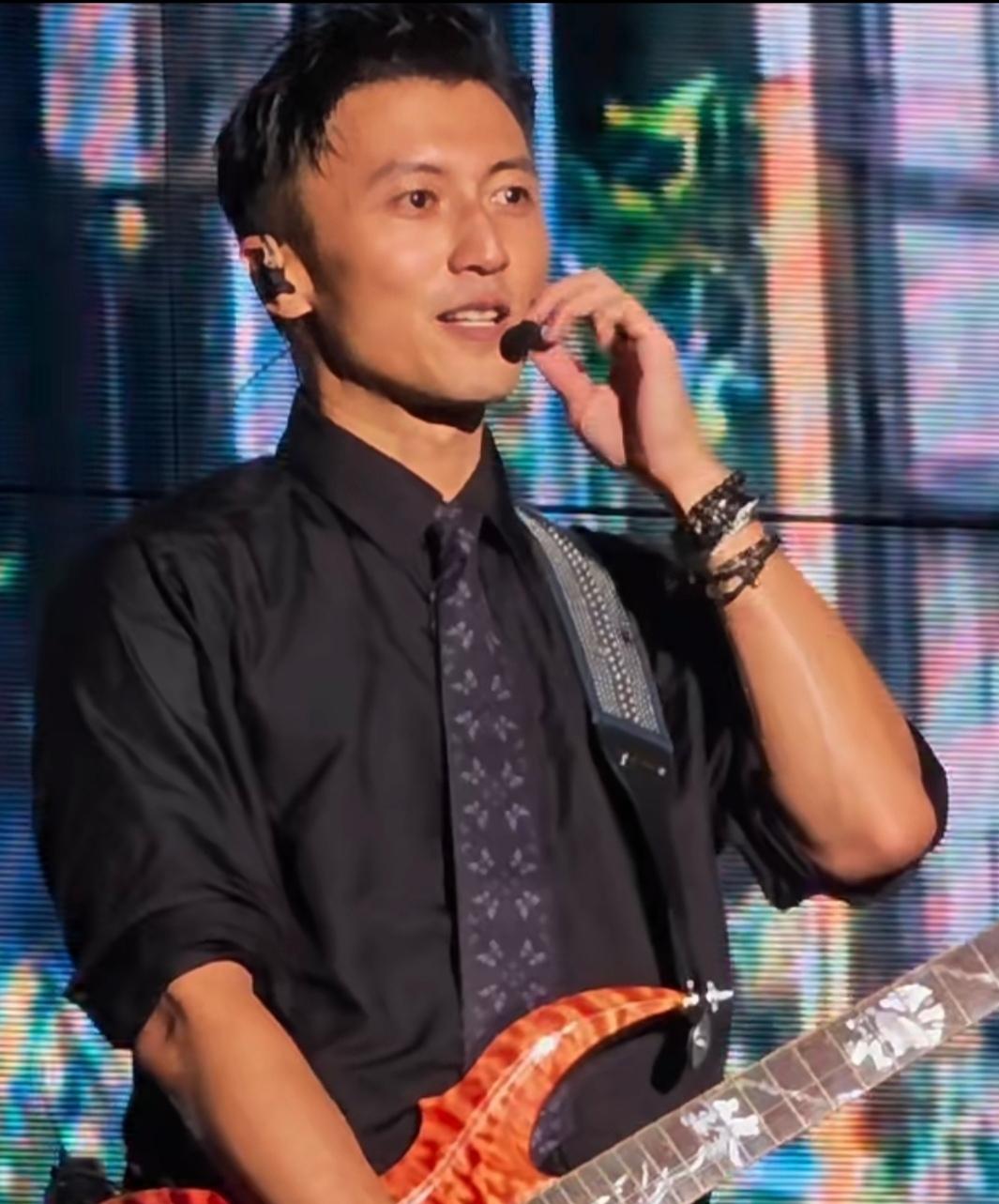 大家有没有发现，
演唱会上的谢霆锋不对劲，
明明粉丝都在台下坐着，结果他在演唱中