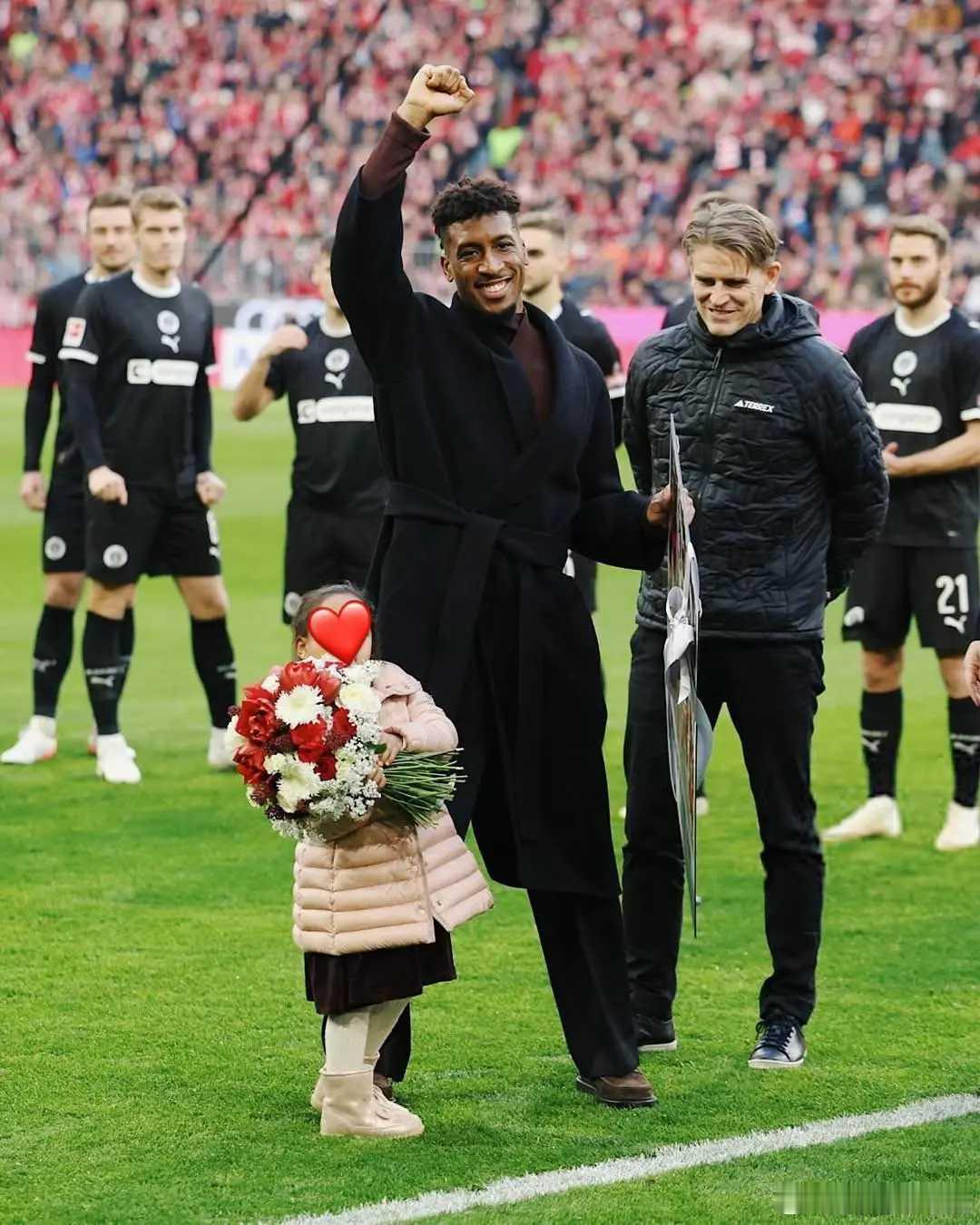 北京时间11月29日，拜仁在主场对阵圣保利赛前，为在今年夏天转会离队的金斯利-科