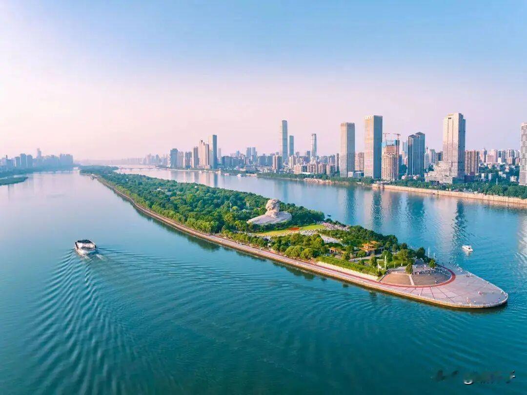 为什么都说湖南人好湖南人耿直热情，重情重义，家乡、家族、家庭观念浓厚，关键时刻总