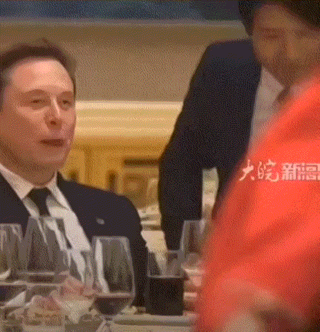 雷总霸气侧漏，先是找马斯克合影，马遥相呼应，亲自给雷总斟酒，美一众大佬陪同，给足