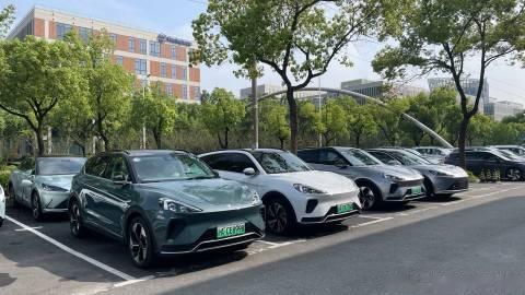 今天来探一款号称搭载有“森系座舱”的新能源SUV——极狐阿尔法T森林版，据说车内