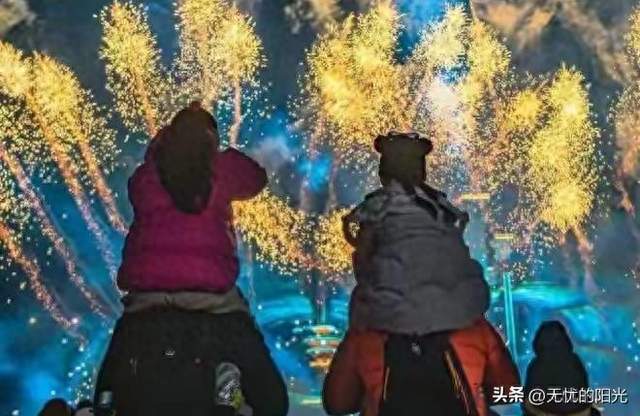 国庆烟花秀下最暖一幕：爸爸肩头的童年记忆