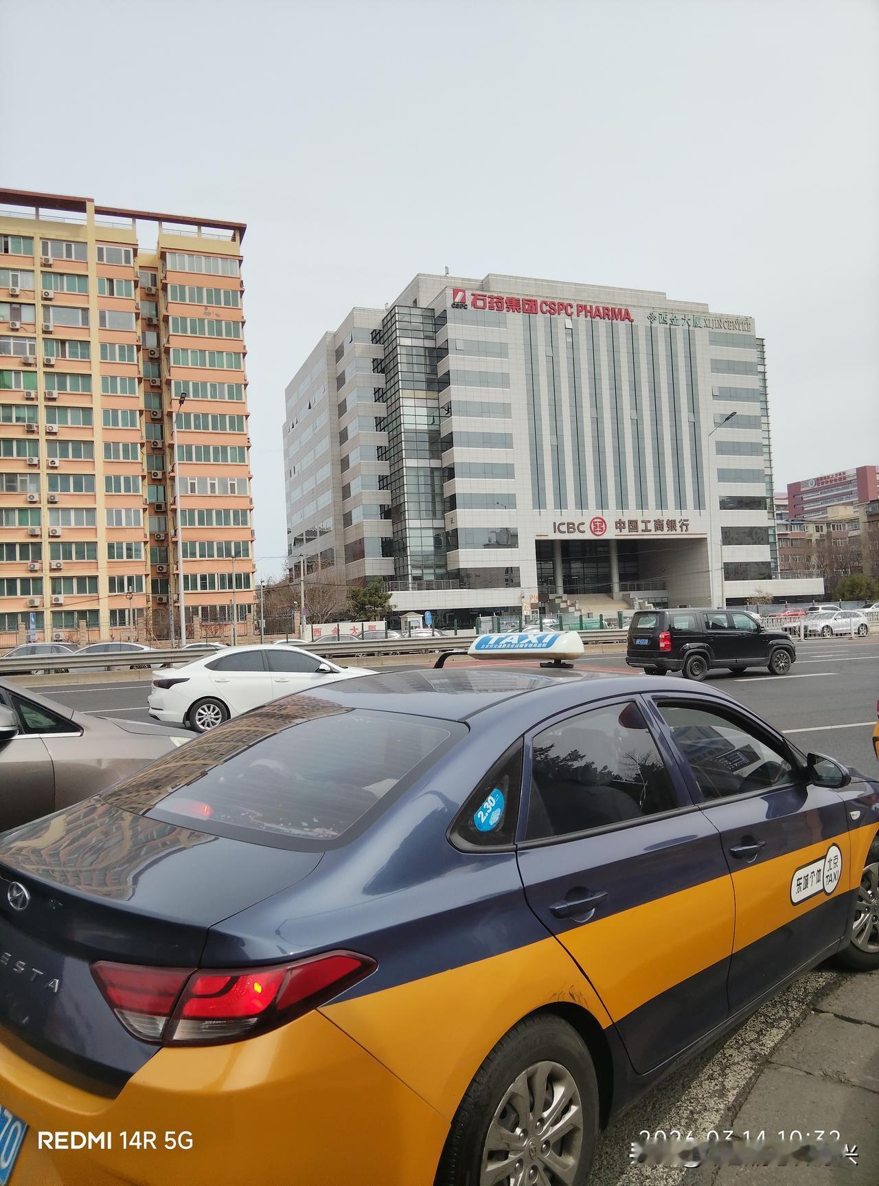 北京街头随想
文/乔存兴
车多人稠如穿梭
忙碌求索无间歇
试问苍天谁知道
名利追