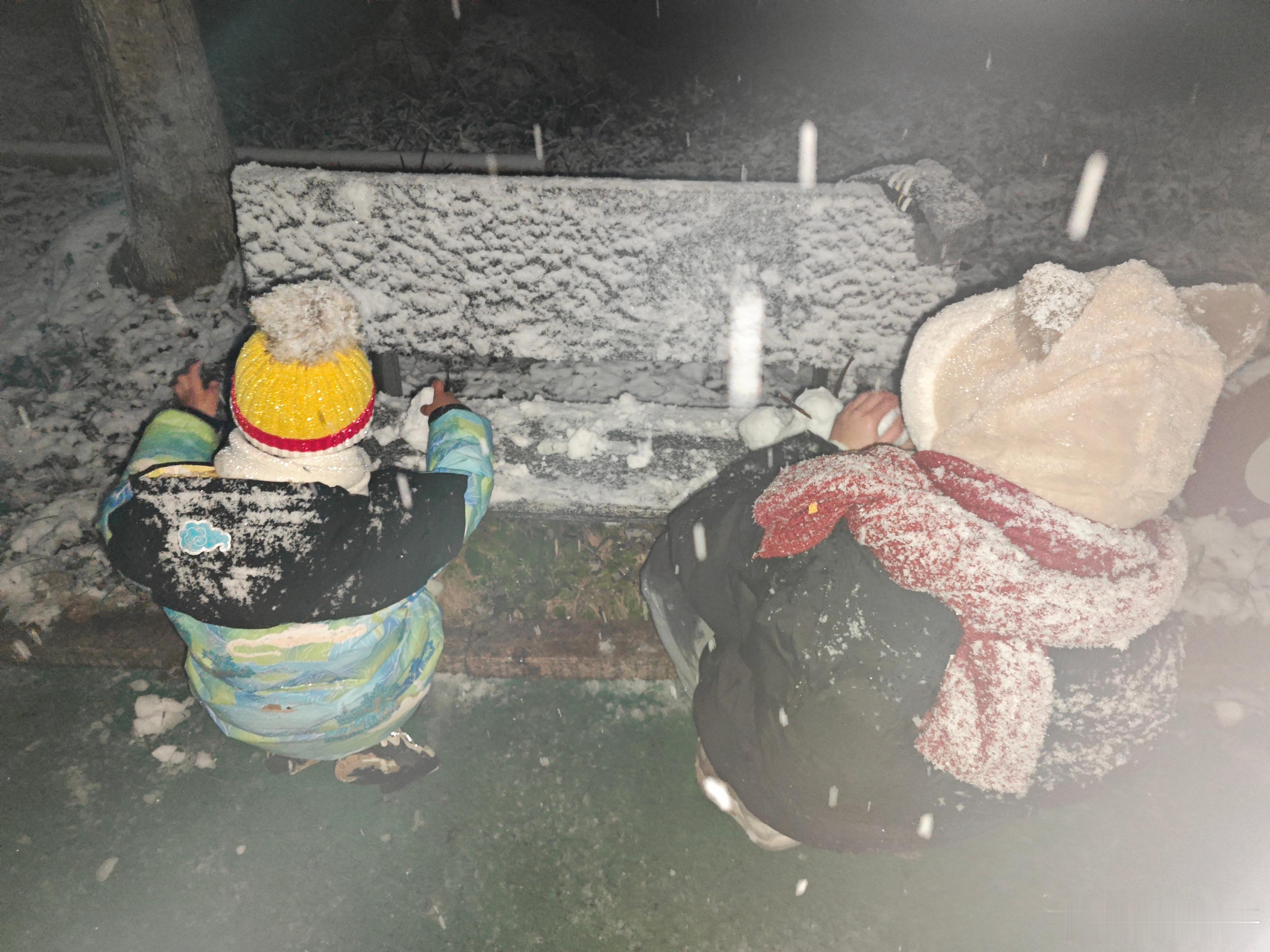 #学校暂停上课带孩子去操场玩雪# 还记得小时候玩雪的那些事吗？小手小脸冻得通红、
