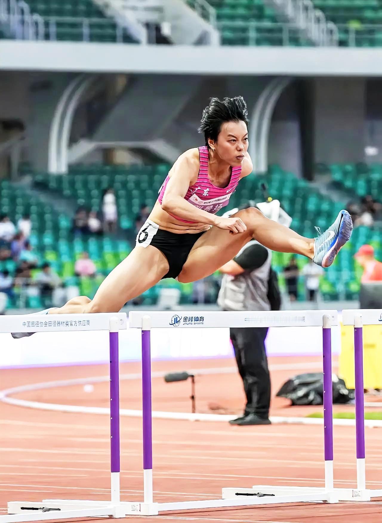 @刘景杨 不是黑马！
11月19日，女子100米跨栏决赛开始，广东名将@刘景杨 