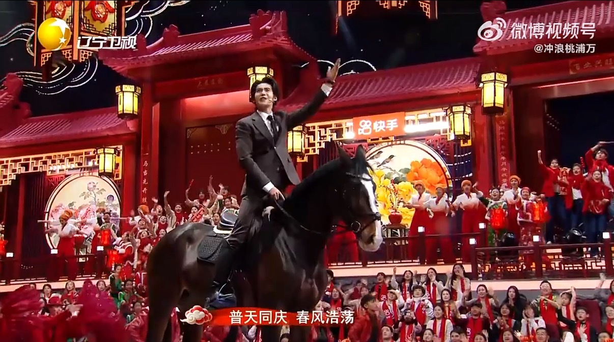 辽宁春晚尽显北方豪迈辽宁春晚开场《骏马奔腾向北方》尽显北方的开阔与热忱，舞台满满