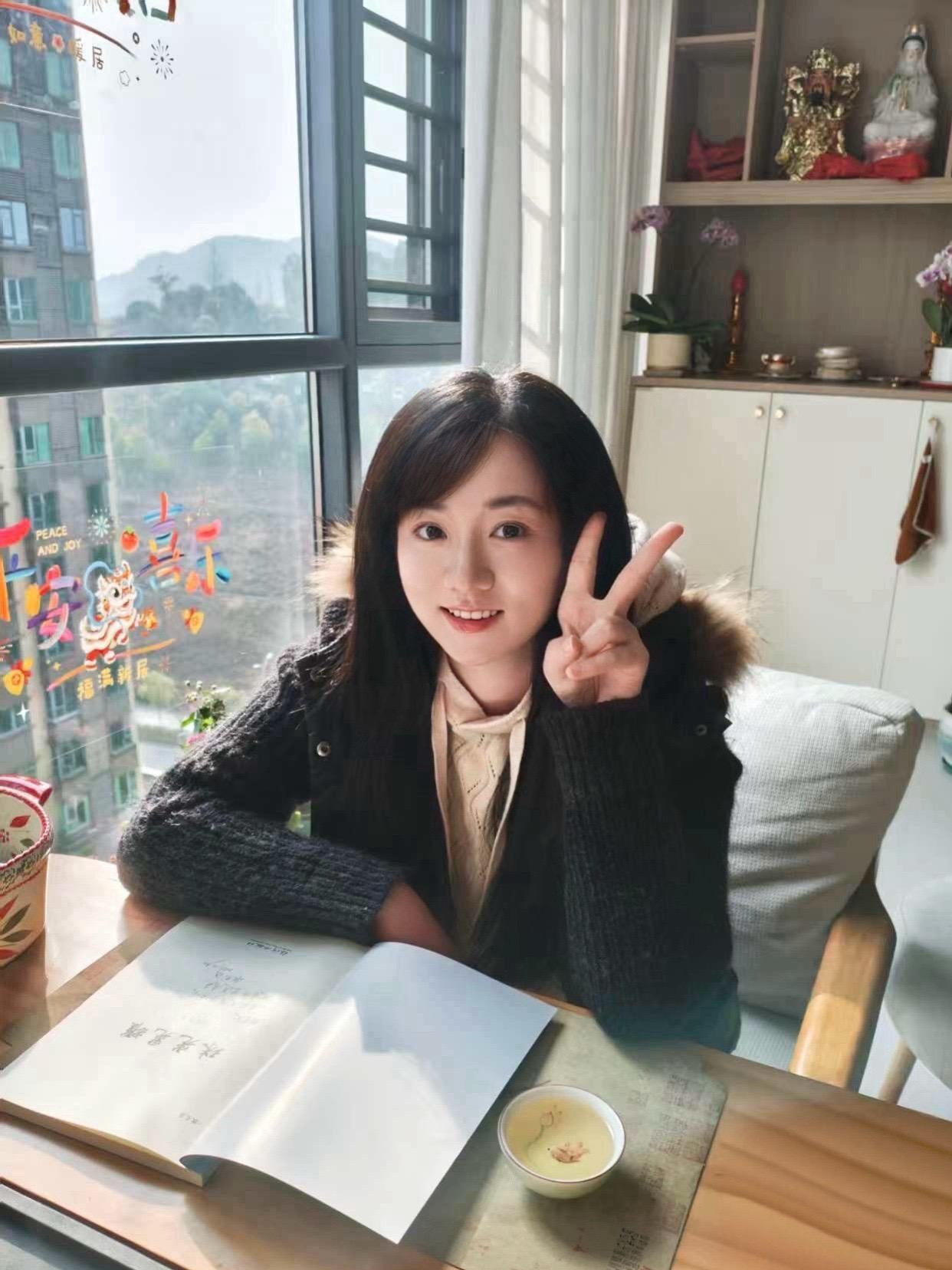 老前辈冷水江市委谢龙飞书记殷切寄语于我：“音澈九霄传妙语，璇芳千里送清...