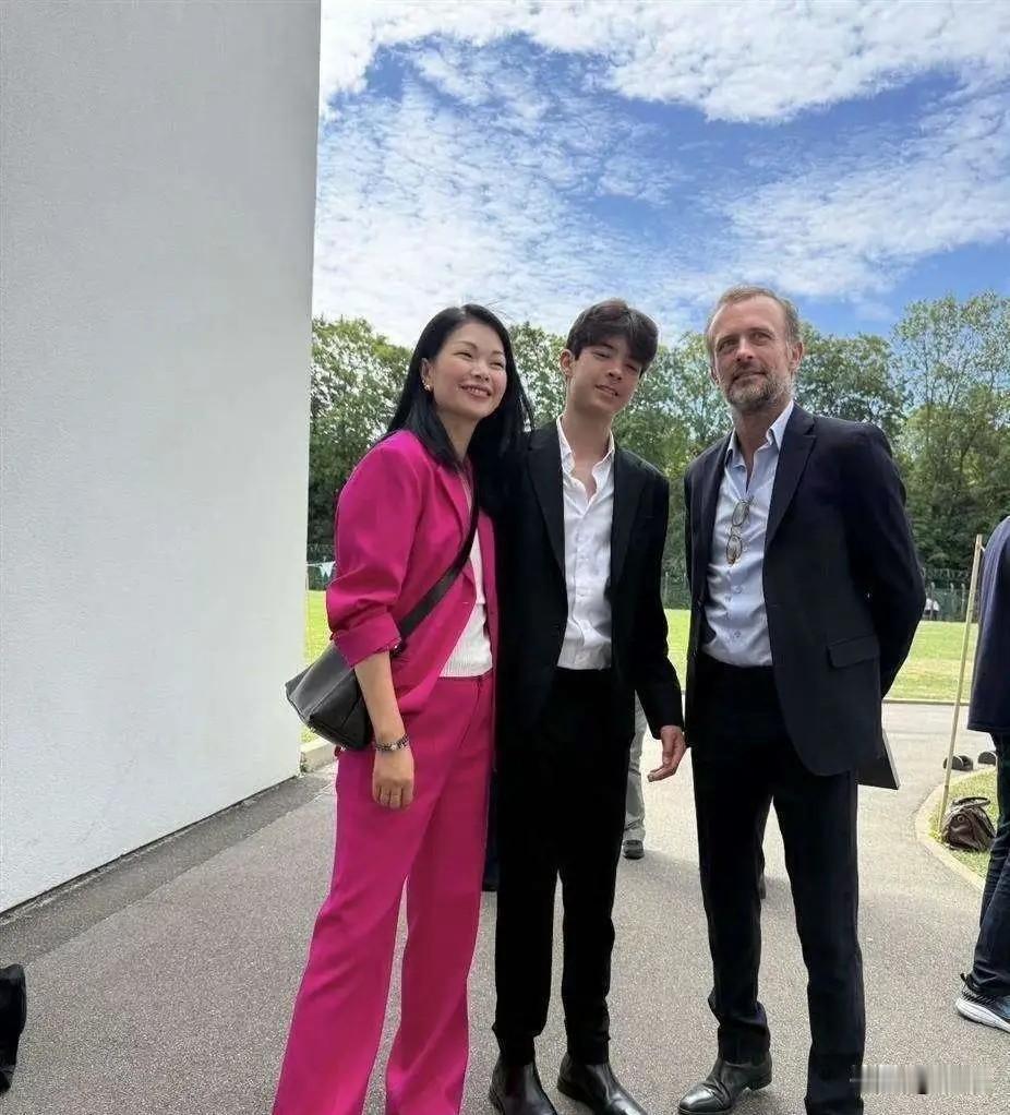 吕燕儿子Arthur迎来14岁初中毕业典礼，顺利圆满完成初中学业。舞台上少年身姿