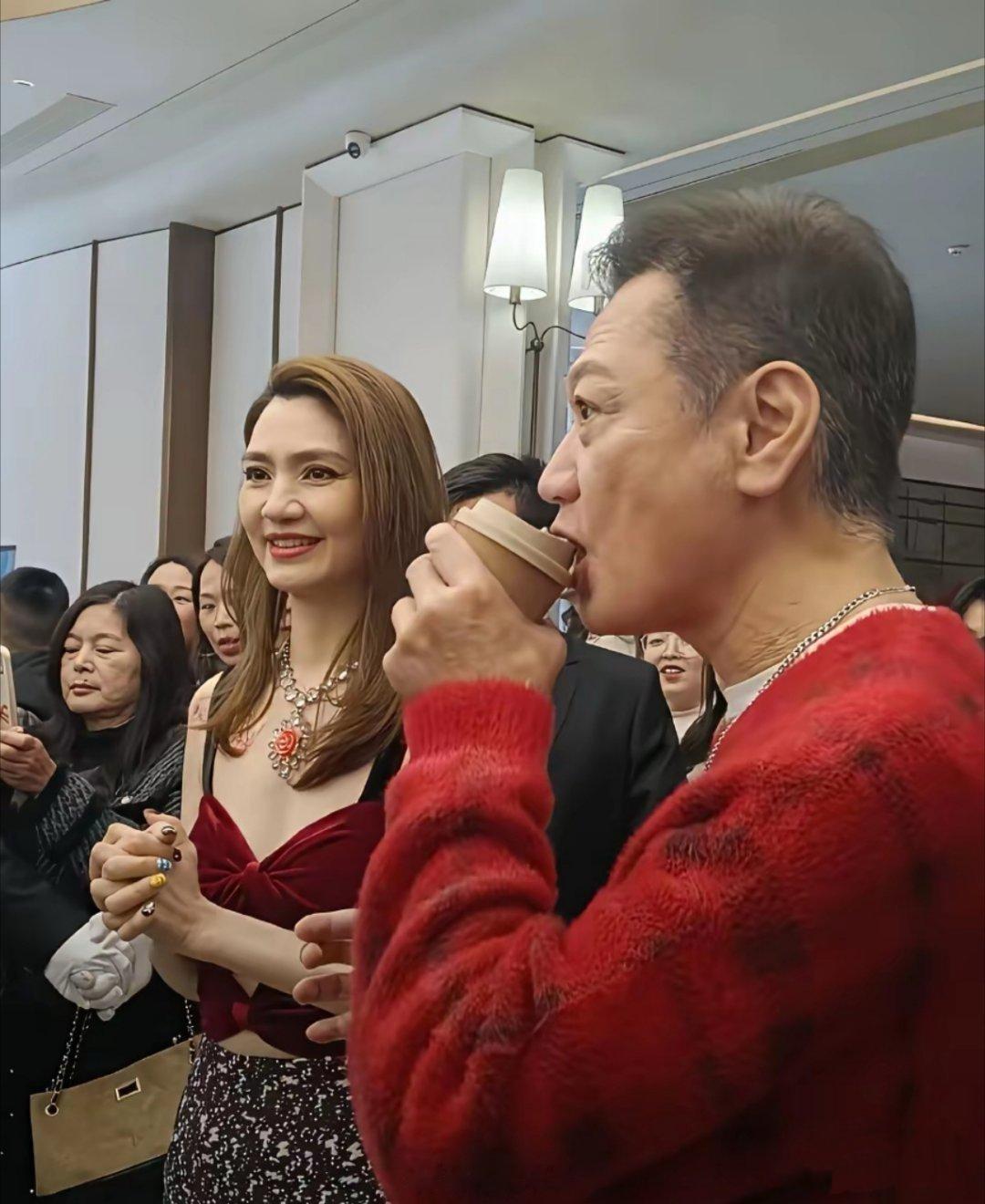 哇塞，已经55岁的洪欣真抗冻呀！

55岁的洪欣近日在福清寒冷的天气中，居然身穿