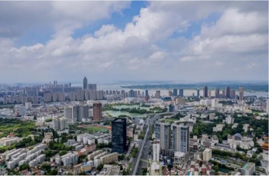 菲律宾遭受台风灾害，国内损害严重，但明眼人都知道，不管东方大国如何援助菲律宾，其