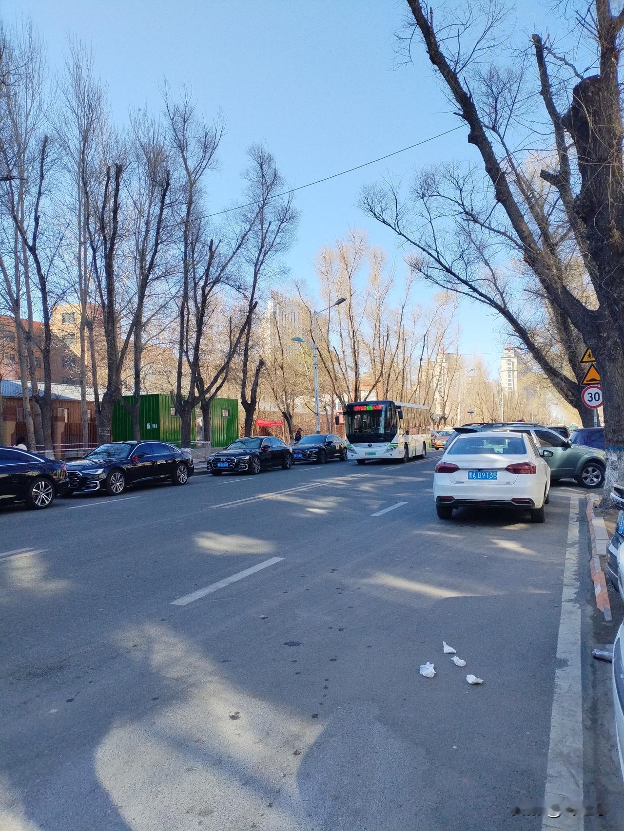 如何看待白宫晚宴发生枪击事件
   美国白宫晚宴发生枪击事件，至少反映三个问题。