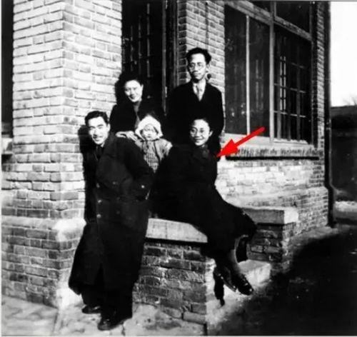 1982年9月，革命公墓上立起一方特殊墓碑，碑上没有生平履历，没有英雄事迹，甚至