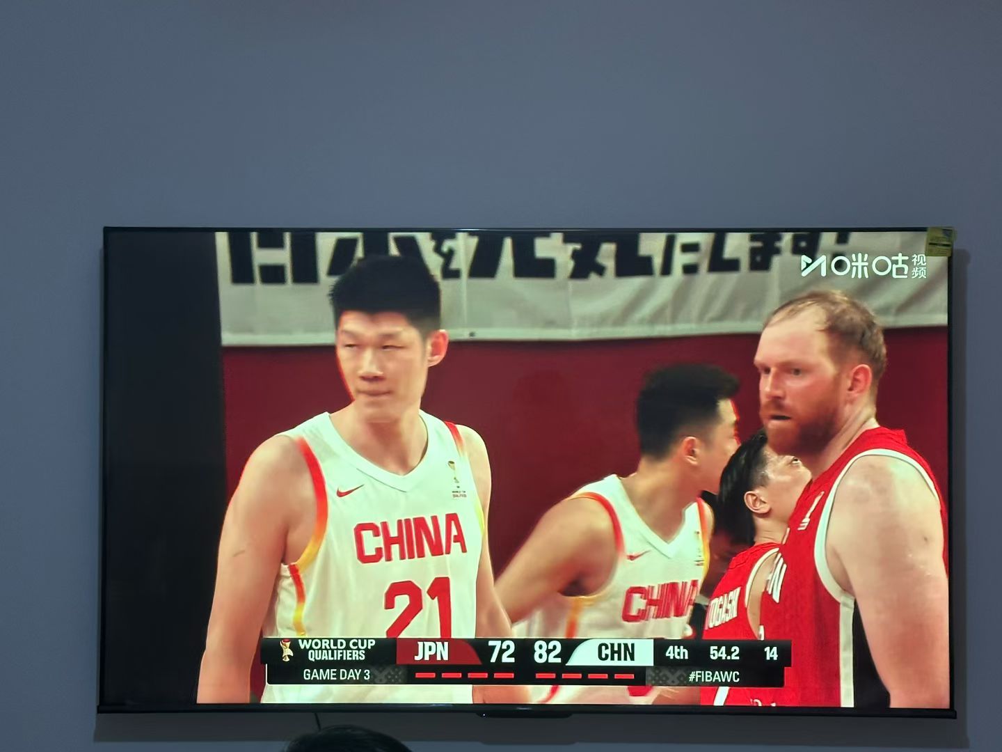 中国男篮战胜日本男篮看得我心都悬在嗓子眼了不过总算赢了，很多判罚挺无语的，！ 