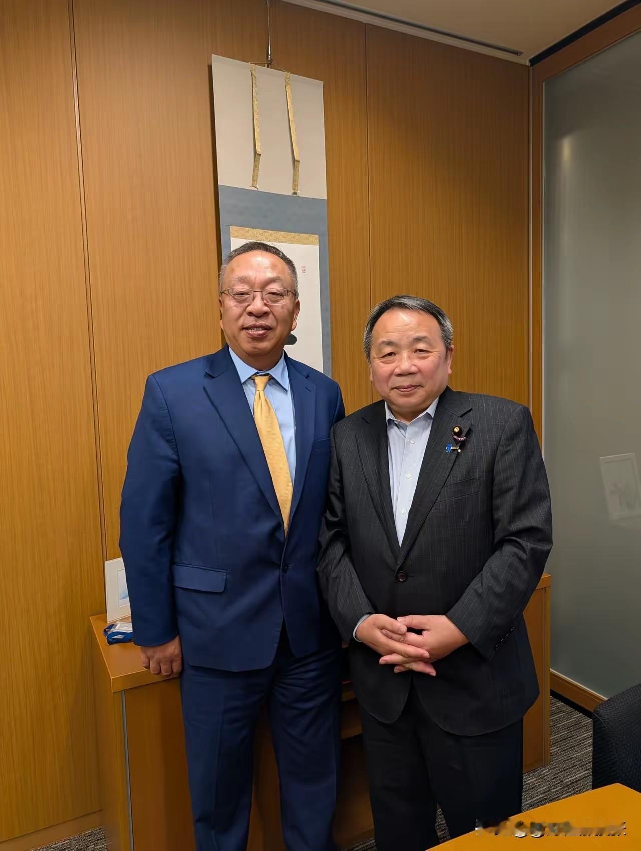 6月11日，不知道是有意还是故意，这俩货居然在日本见面了。“他乡遇故知”啊！都是
