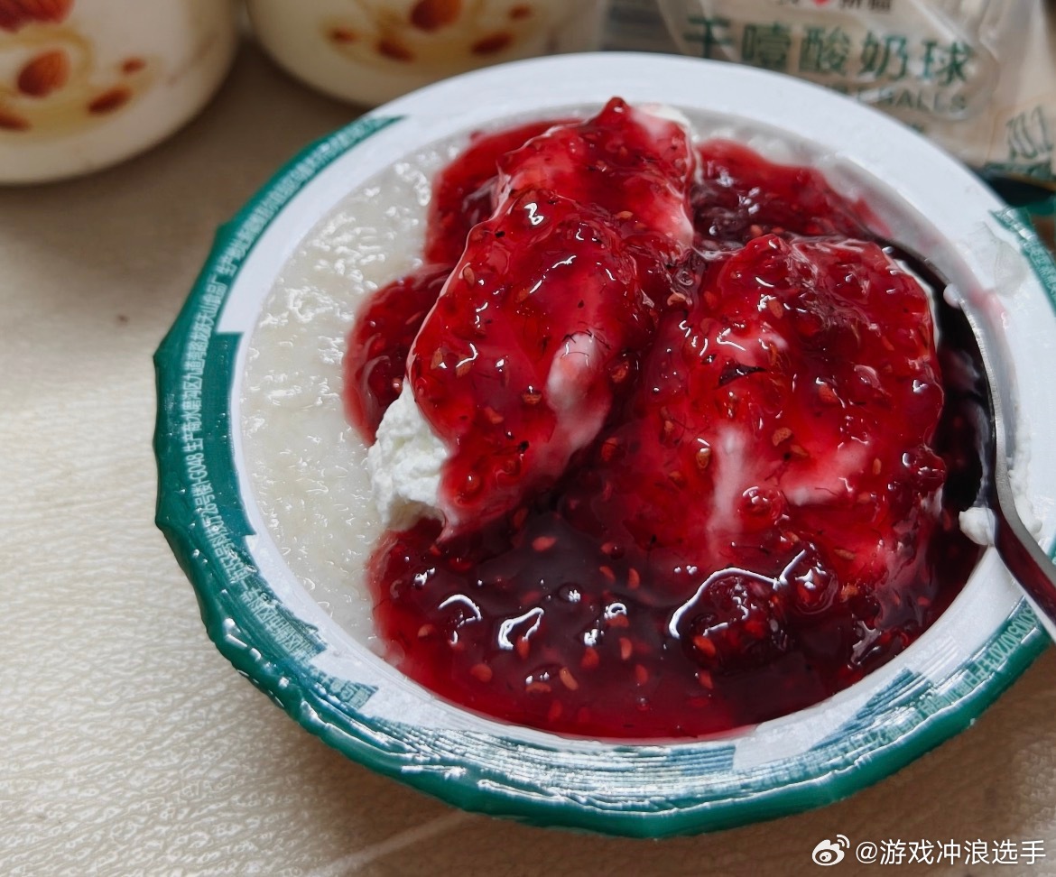 粽子蘸酸奶粽子是怎么跟酸奶放在一起的？怎么感觉很猎奇啊？？有吃过的说一下是什么味