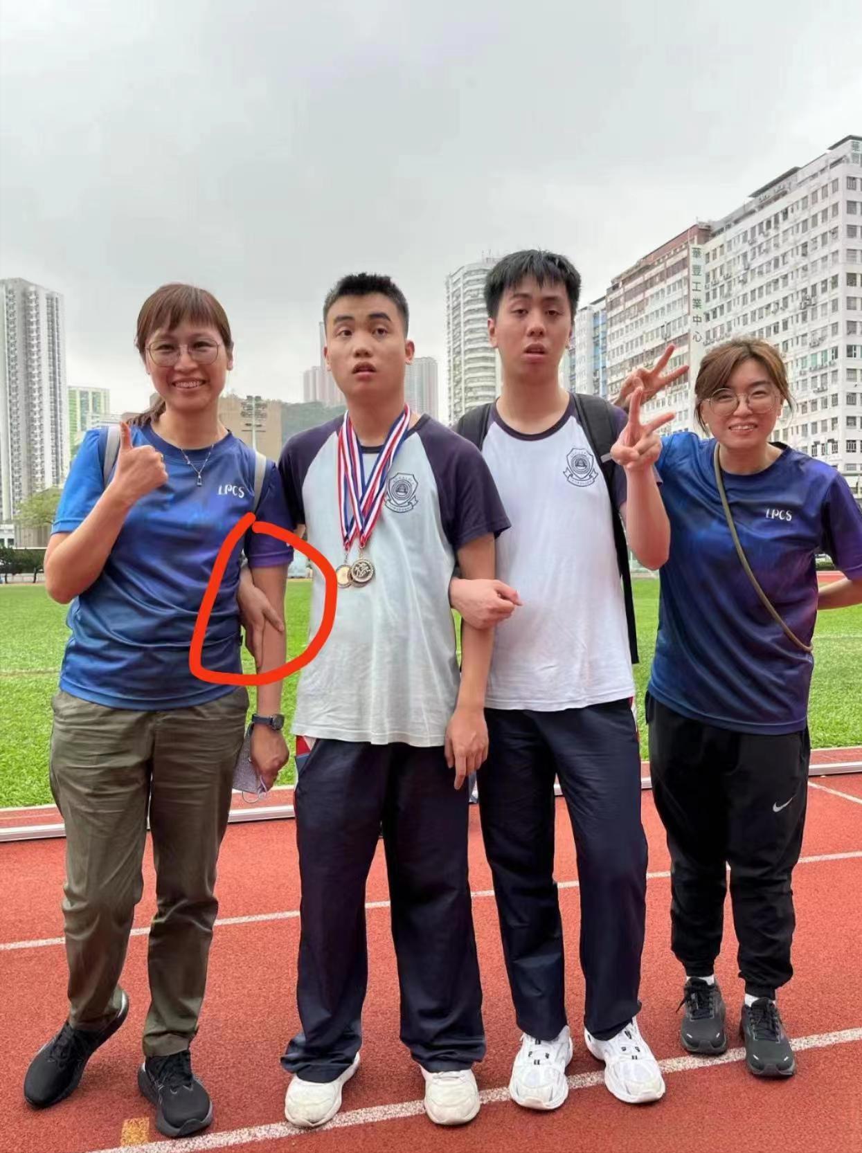 这只手是谁的 ？