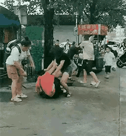 这个黑衣女子太猛了，一看就是个母老虎，两对夫妻对阵，她能以一对俩，先是抓住红衣女