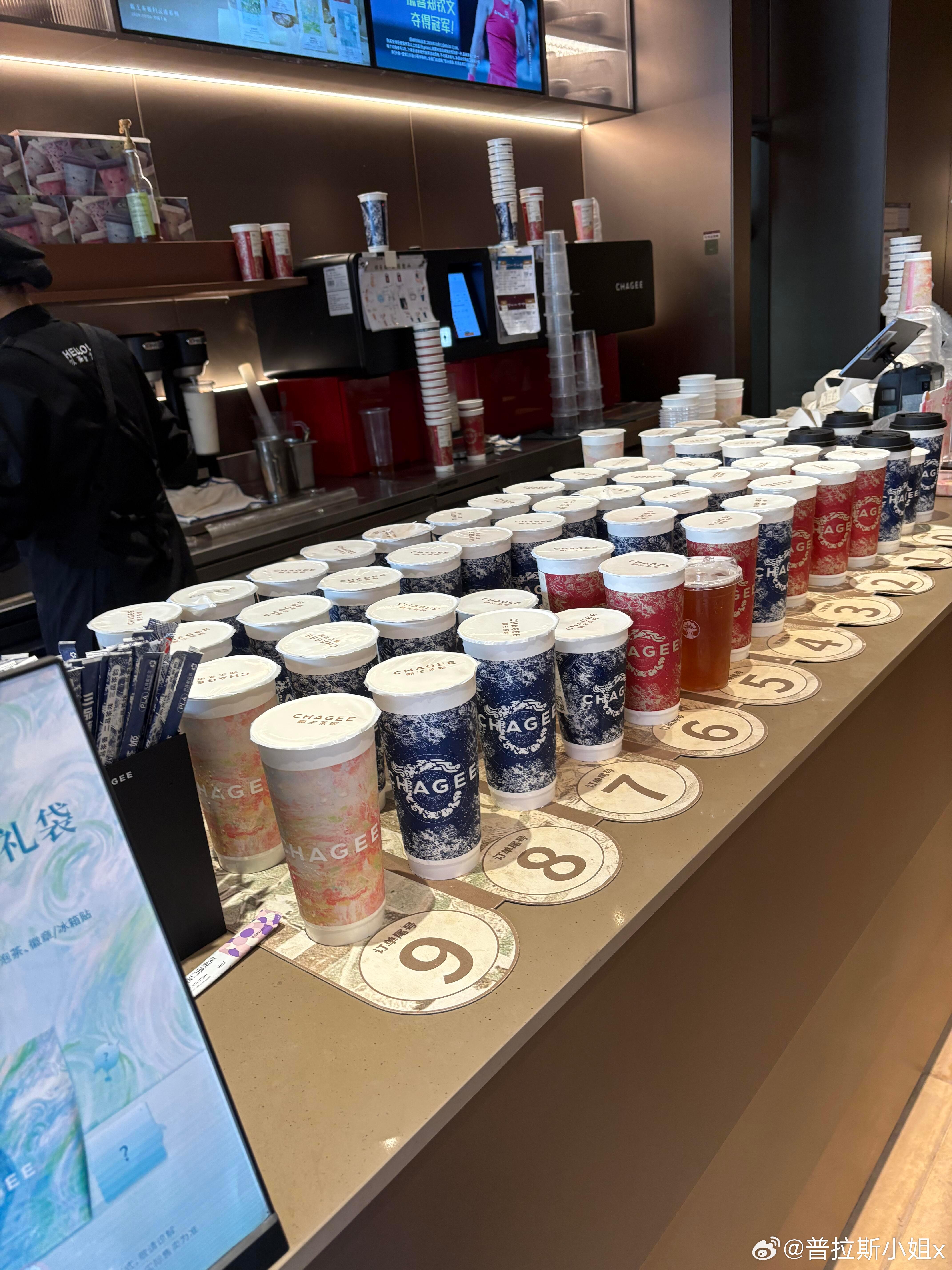 霸王茶姬员工要疯了小程序很难进，而且很多品都卖完了 ​​​