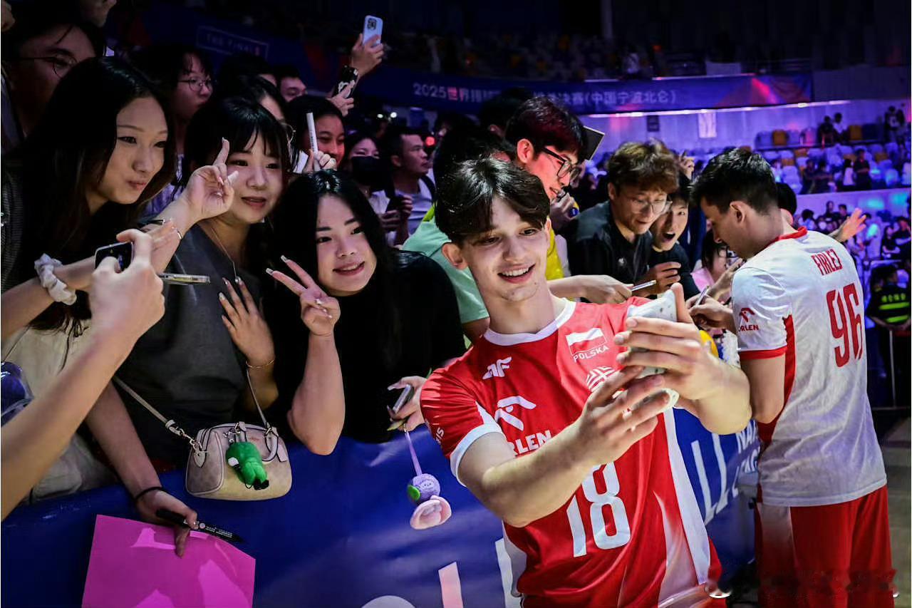 掌骨骨折的波兰19岁自由人马克斯·格拉涅奇尼已经恢复正式回归波超赛场。