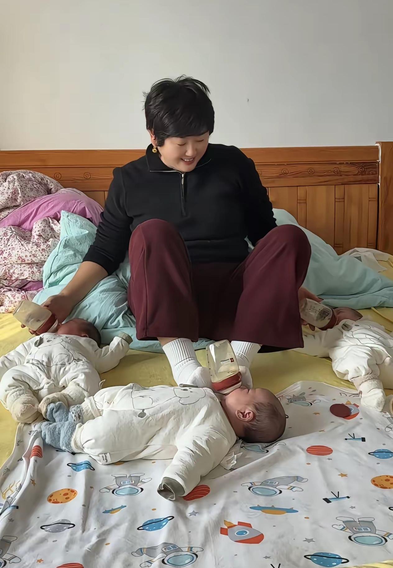 你能想象家里突然多了三个小宝贝，是怎样一番热闹又忙碌的场景吗？最近就有这么一户人