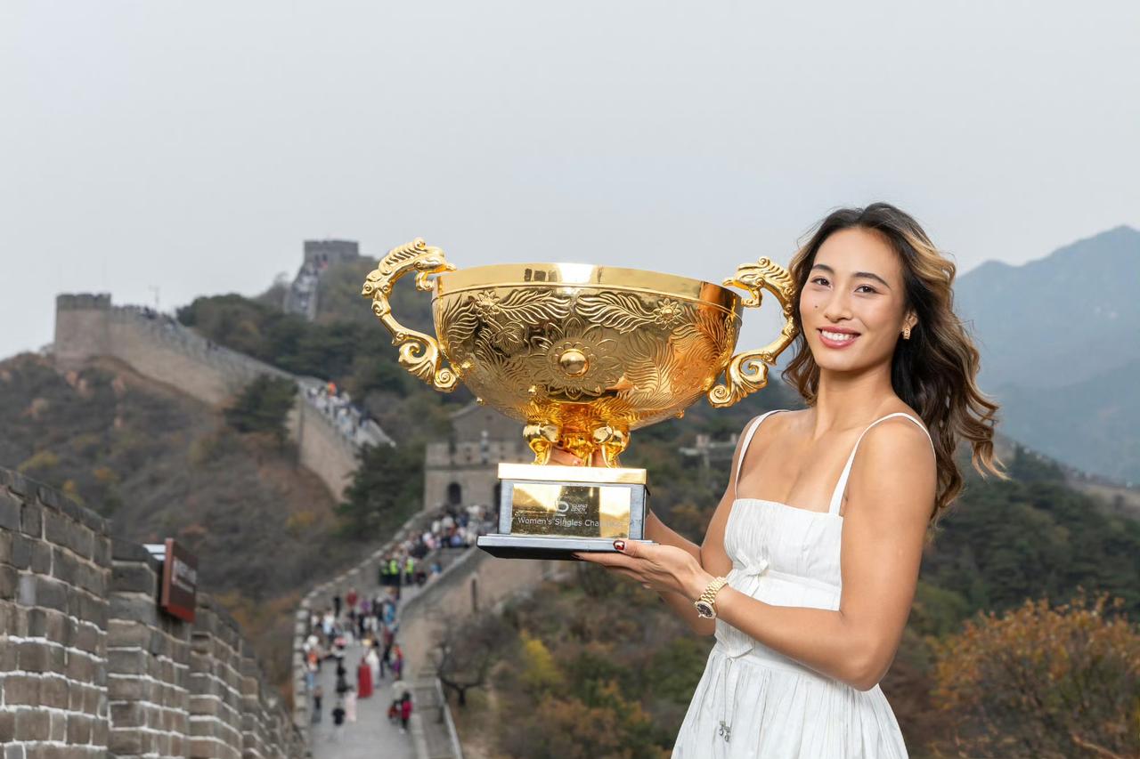 郑钦文身穿一身白色连衣裙，手捧女单冠军“大火锅”奖杯来到长城拍摄照片集～（图源中