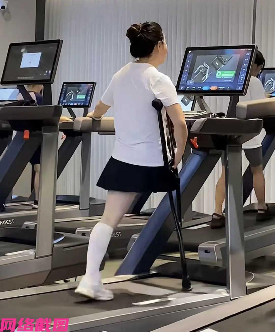 重庆当地有一家健身馆内，一些人在健身时，抬眼看到名残疾女生也同时在此锻炼跑步。