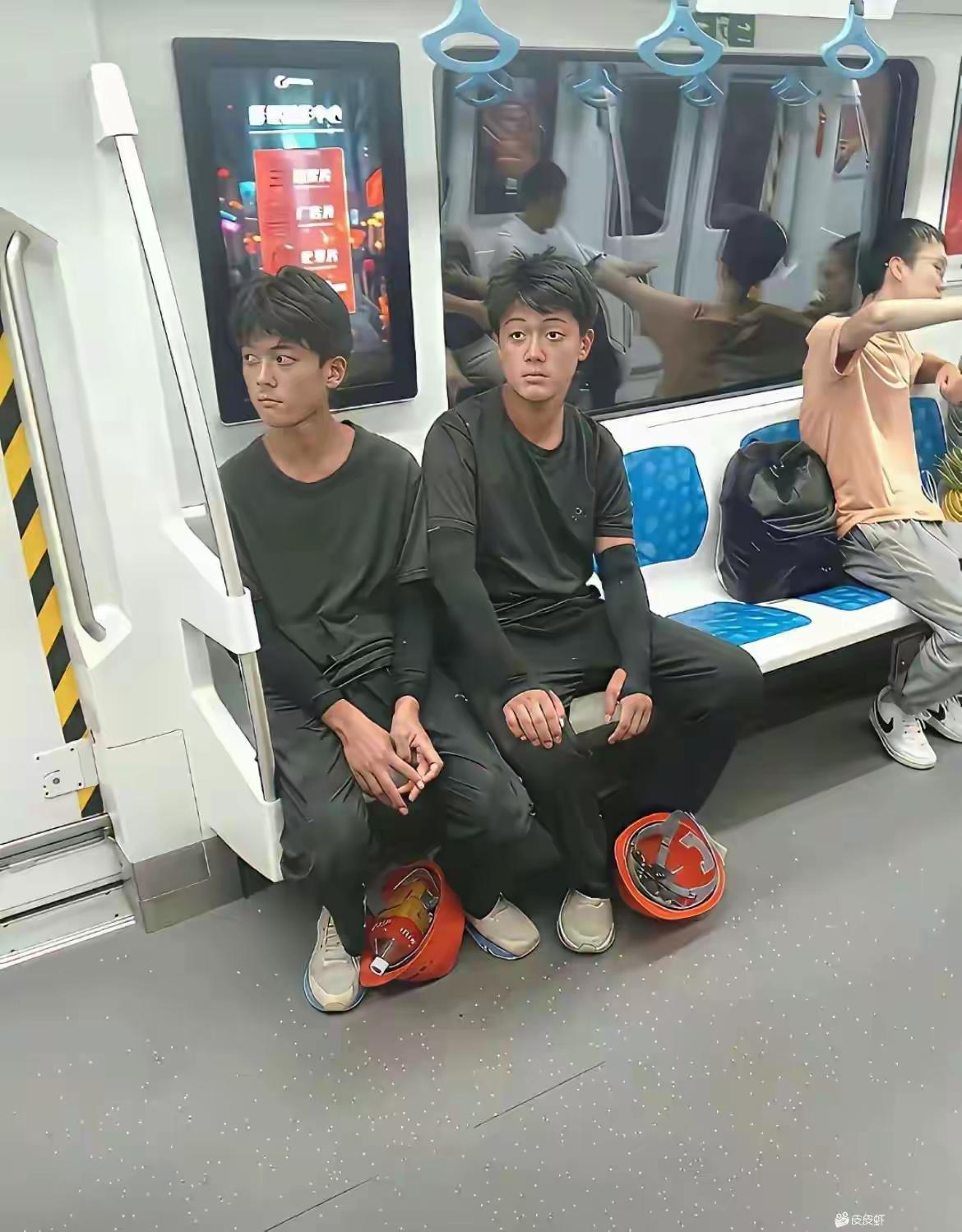 这对双胞胎年轻小伙像是第一次座地铁吧！，从他们的眼神看出来，他们很小心翼翼，又很