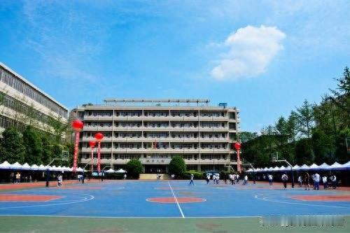 重庆学生“午睡工程”有了新进展：从“趴着睡”往“躺着睡”走