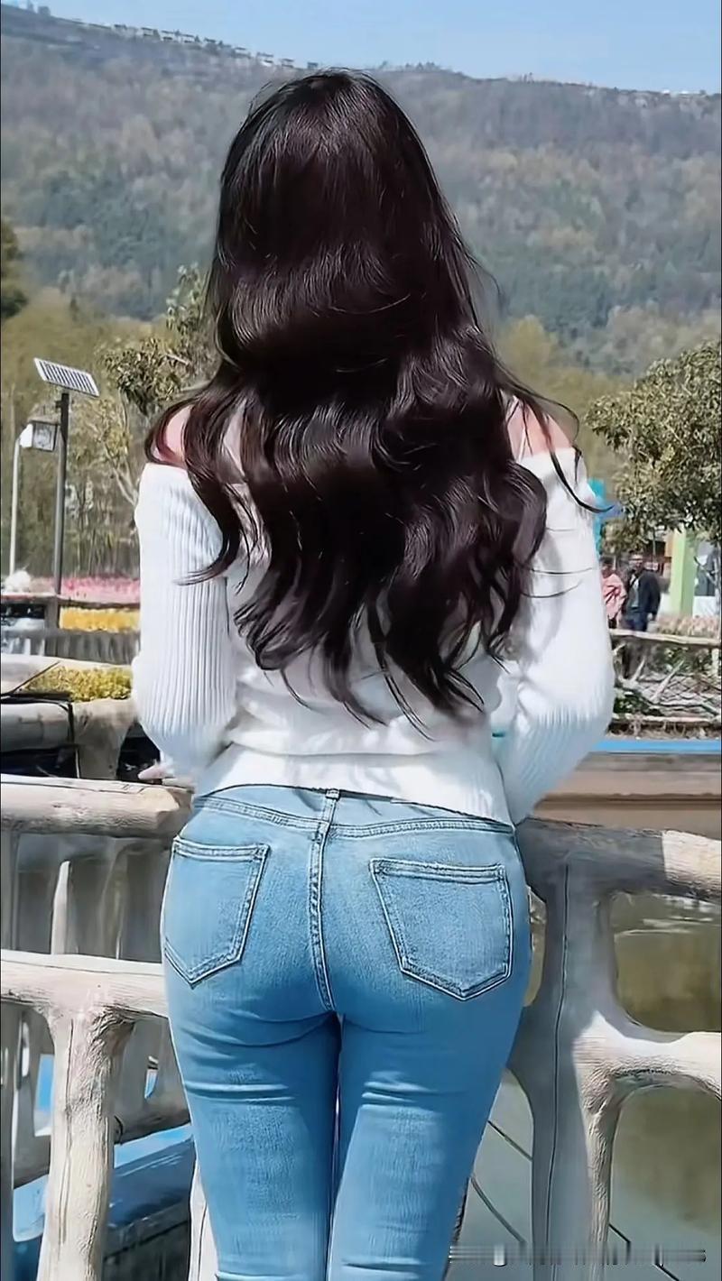 岁月从不会为谁停下脚步，人生看似漫长，实则转瞬即逝。
 
我们总习惯性拖延，总以