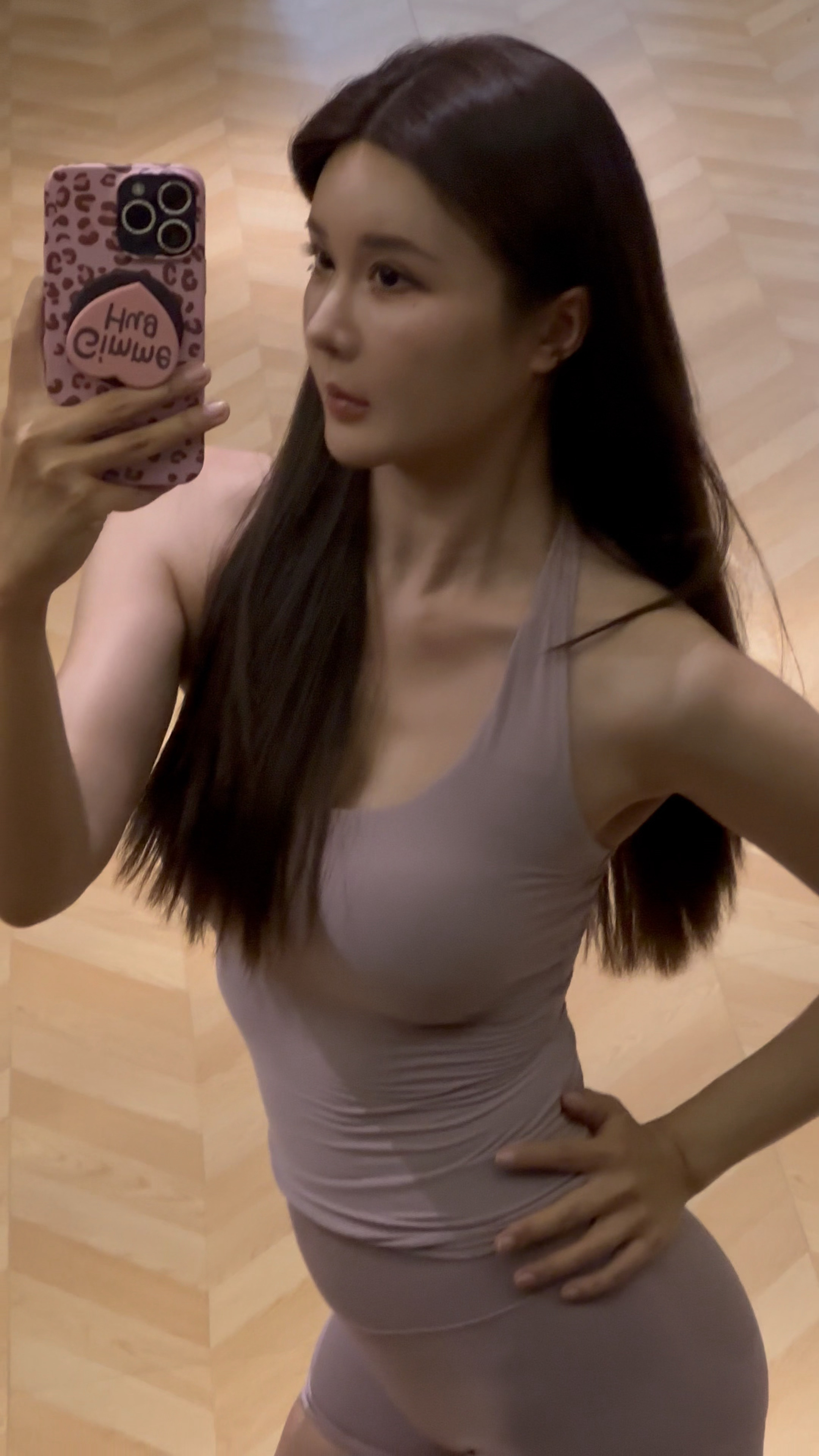穿的越粉 练的越狠健身健身女孩