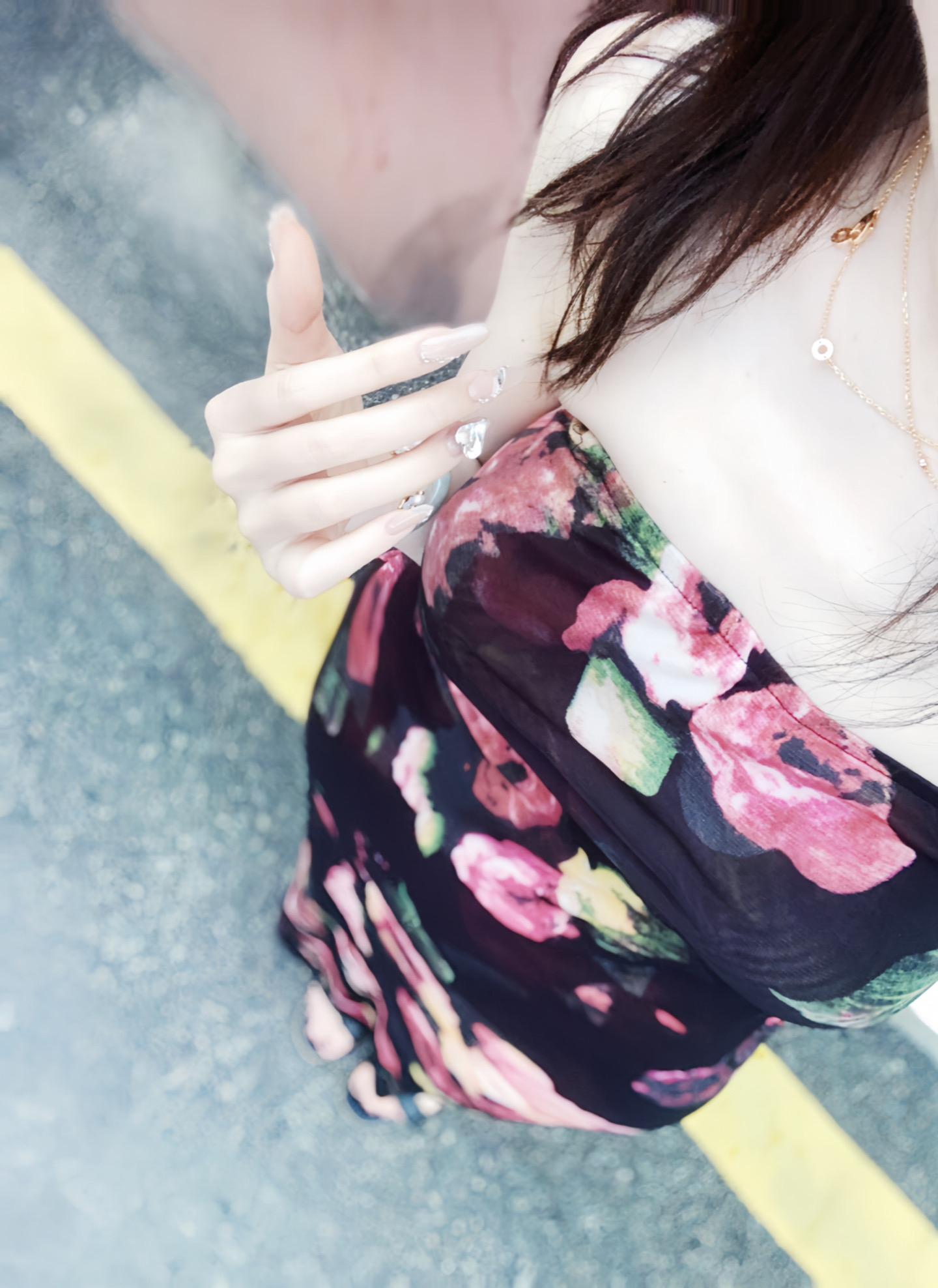我他喵服了 你有女朋友你不早说 害我跟你聊了那么久 我不管 你现在出来...