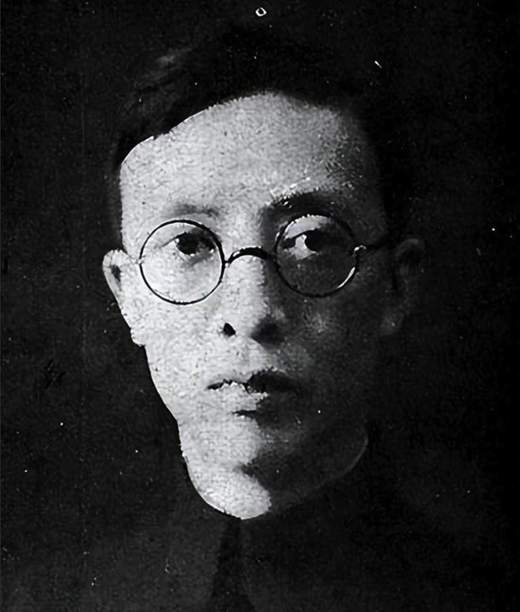 1947 年，上海。中统特务头子叶秀峰正在看报纸。一则广告突然吸引他的注意，上面