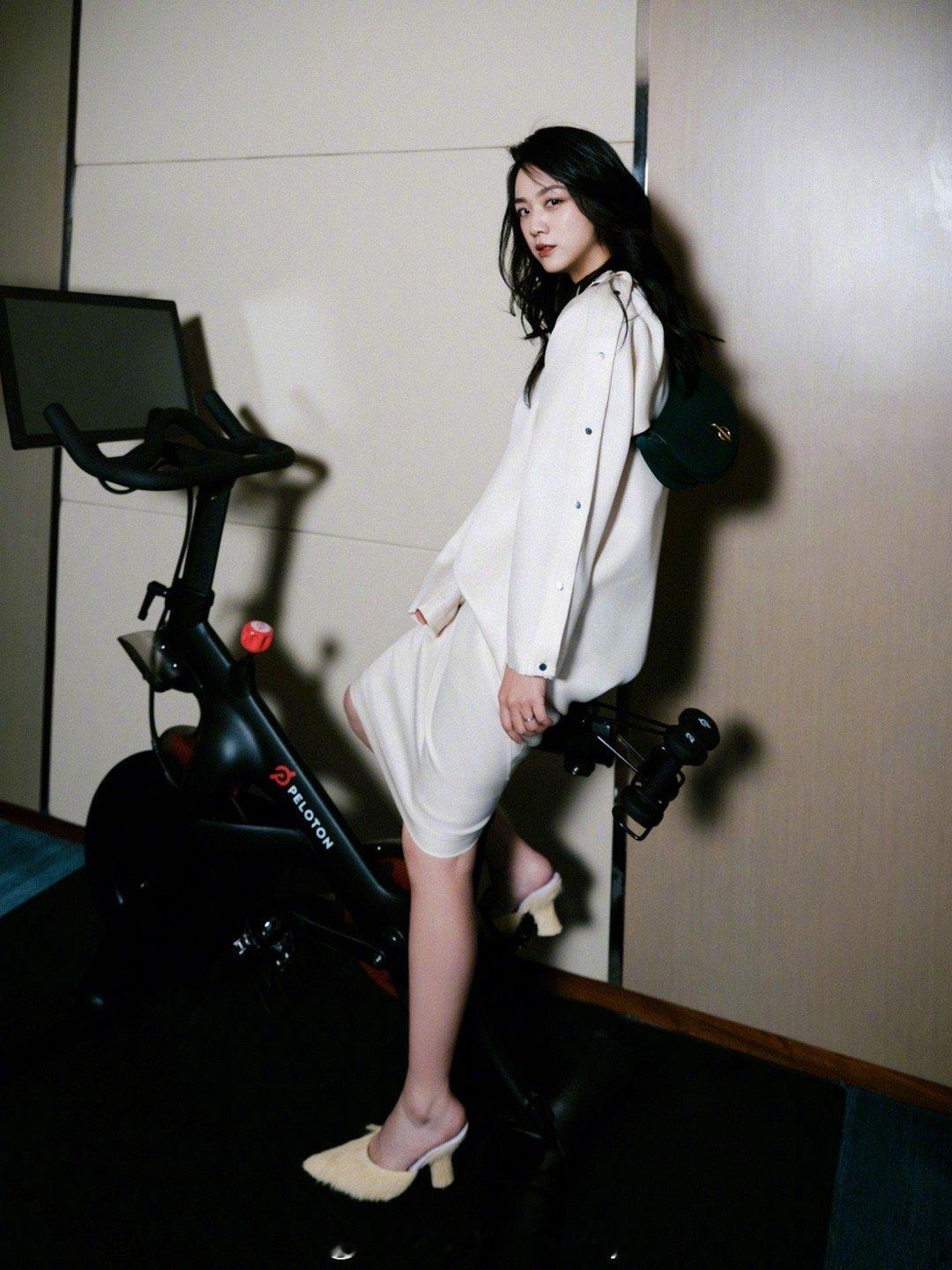 汤唯在巴黎的最新造型释出，温温柔柔的气质型女神～ ​​​