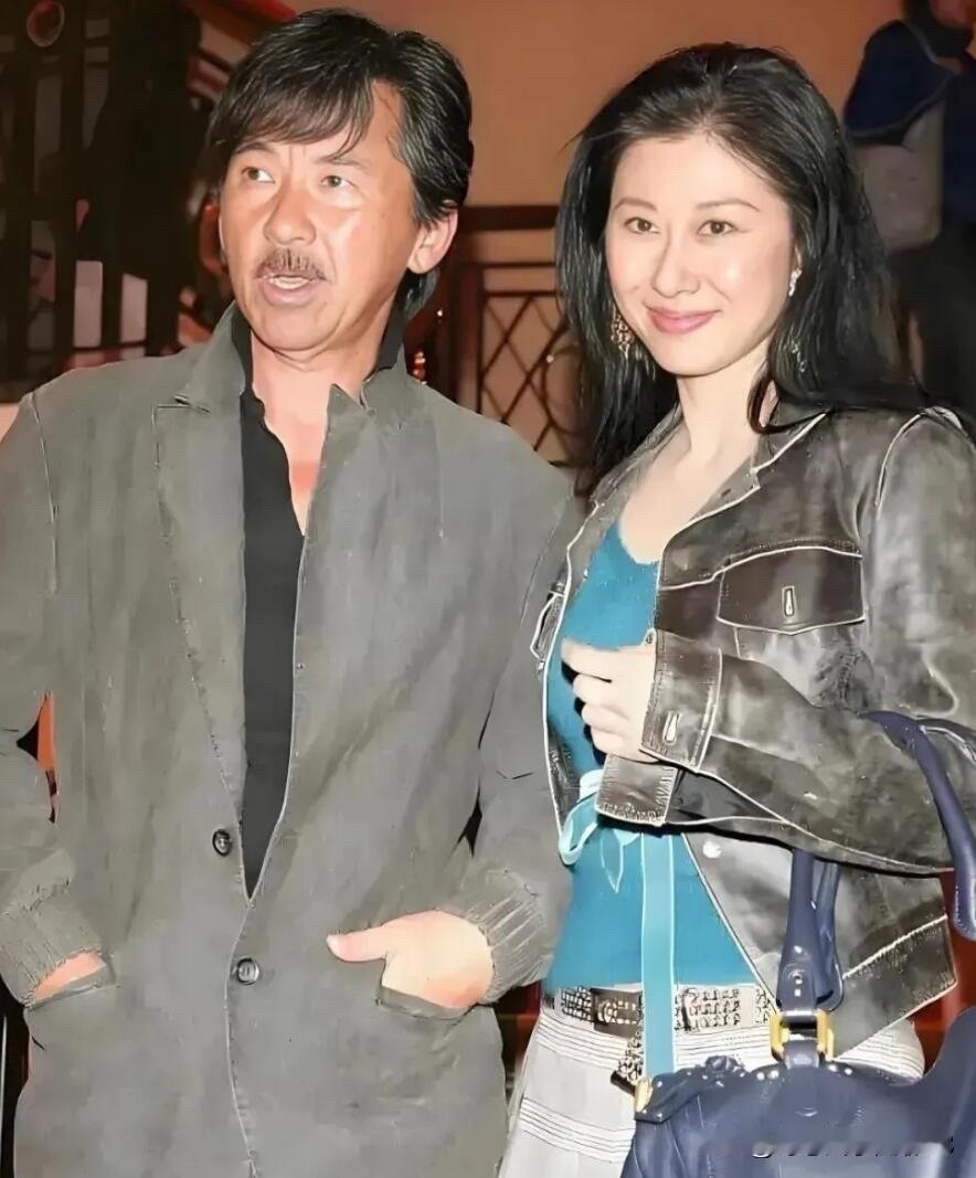林子祥不管是在年轻的时候还是现在，他都是跟王志文一样，年轻时看着就显老，老了之后