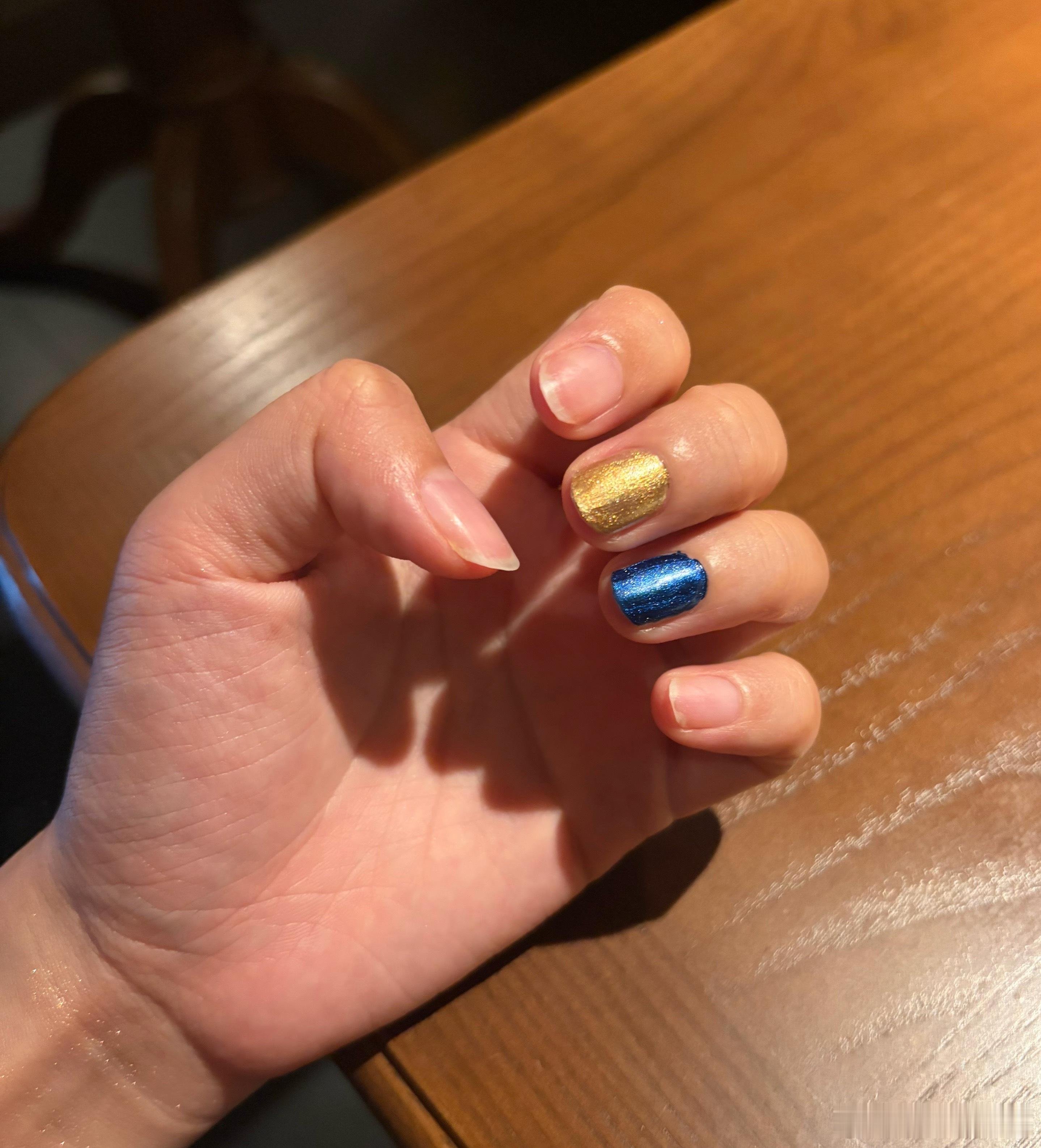 指甲油💅还是香香的好看爱马仕的不显白代购去了，柜台一个货也没有 157.419