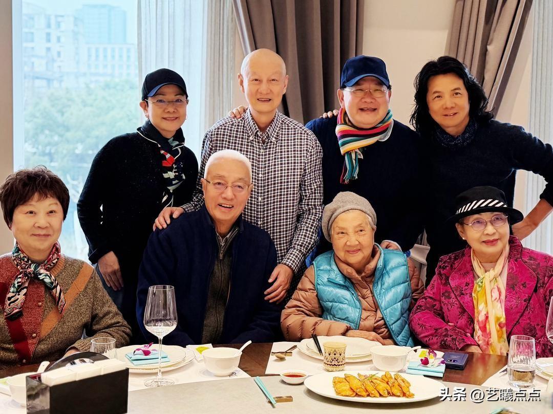著名节目主持人曹可凡和一众京昆表演艺术家们的合影。
画面温馨、祥和，老艺术家们个