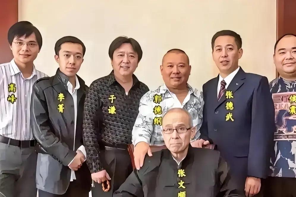 当年北京相声大会的七位核心成员，如今只剩两人还站在台上。高峰、李菁、于谦、郭德纲