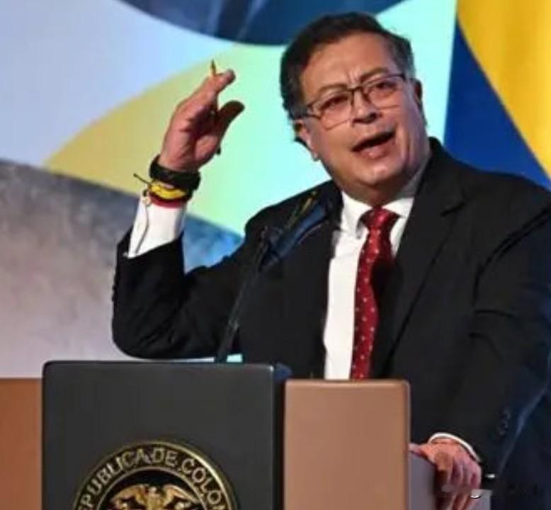 哥伦比亚总统古斯塔沃·佩特罗表示将“重新拿起武器”

哥伦比亚总统古斯塔沃·佩特