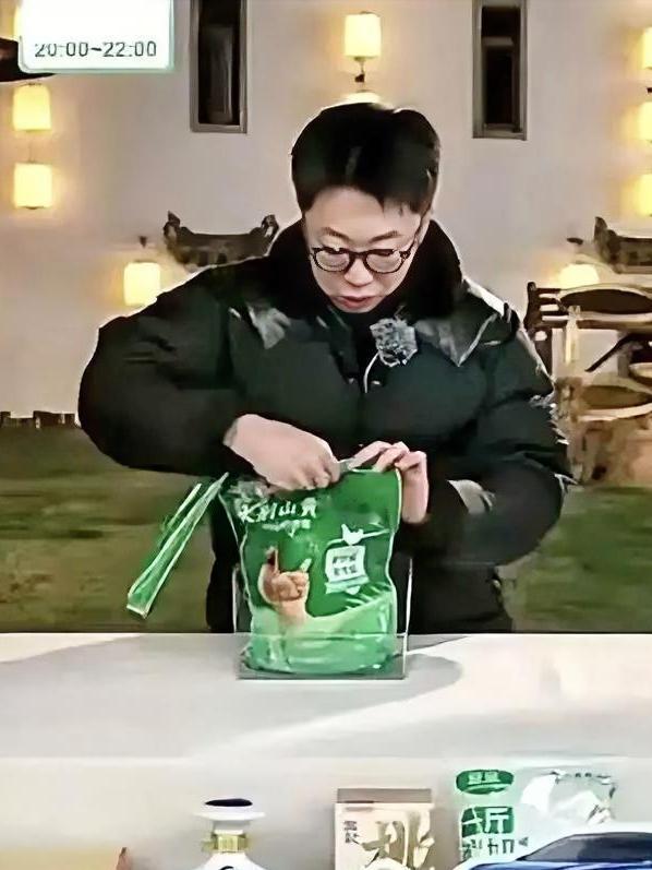 与辉同行的直播间，直接被举报了！

在安徽专场带货黄油母鸡，主播说是“皖西麻黄鸡