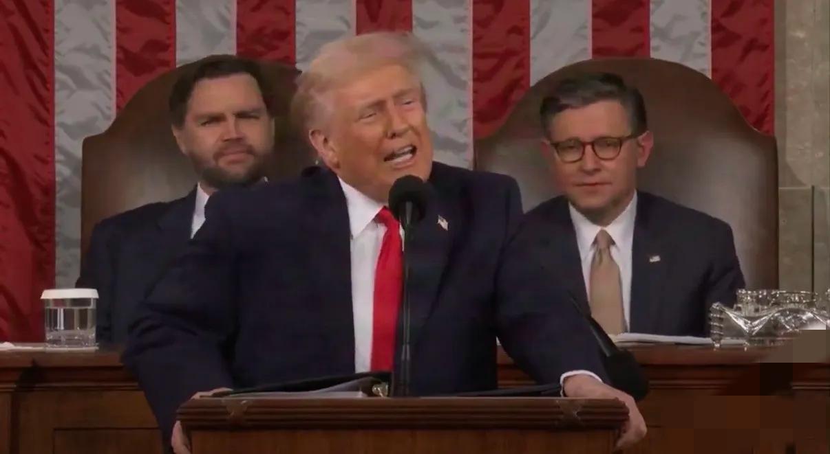 美联社今天报道：特朗普总统在国情咨文中呼吁禁止国会议员内幕交易，获得了两党掌声，