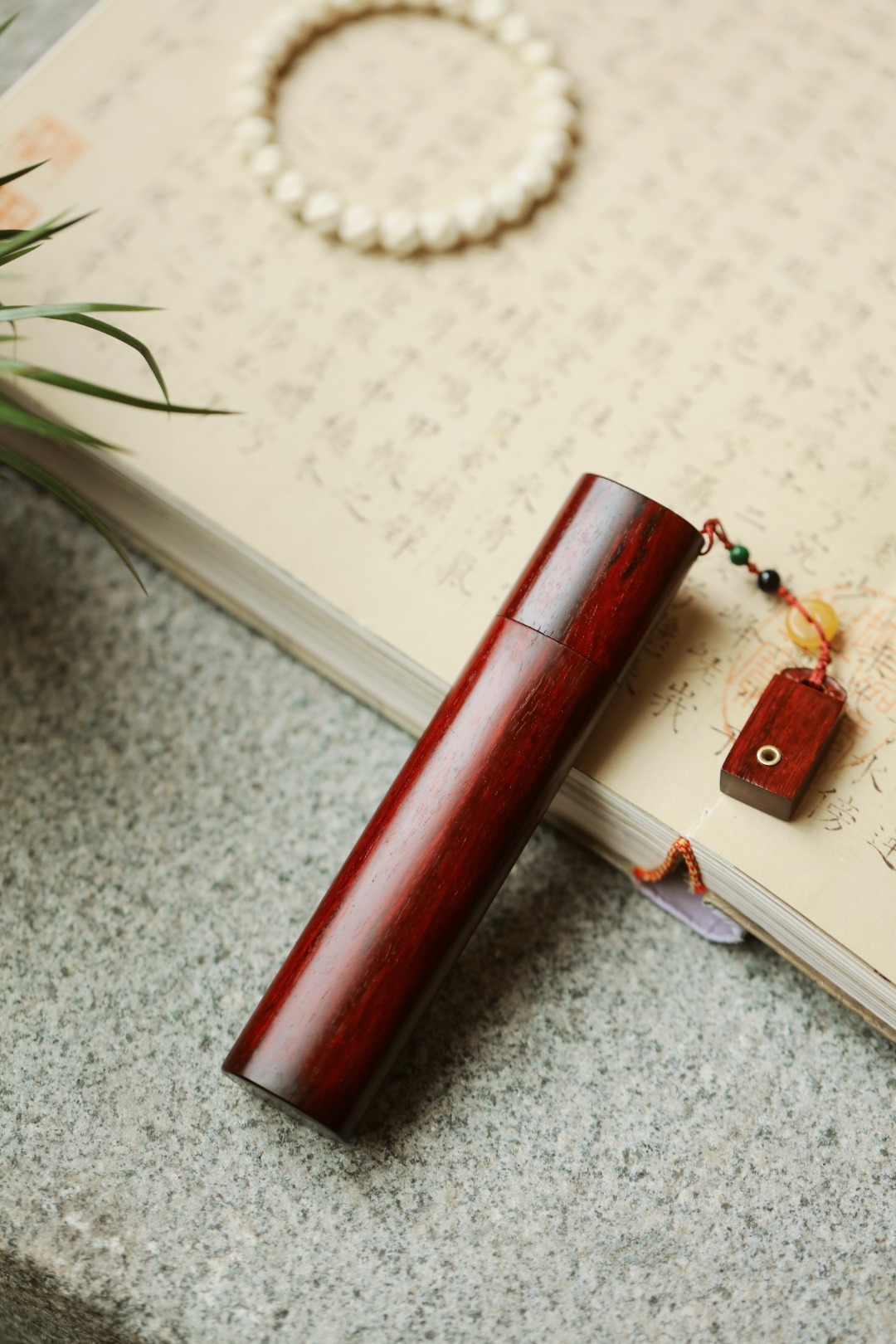 小叶紫檀 | 如意·香筒玲珑雅致，便携式设计，工艺精细，手感舒适，可随身携带。1