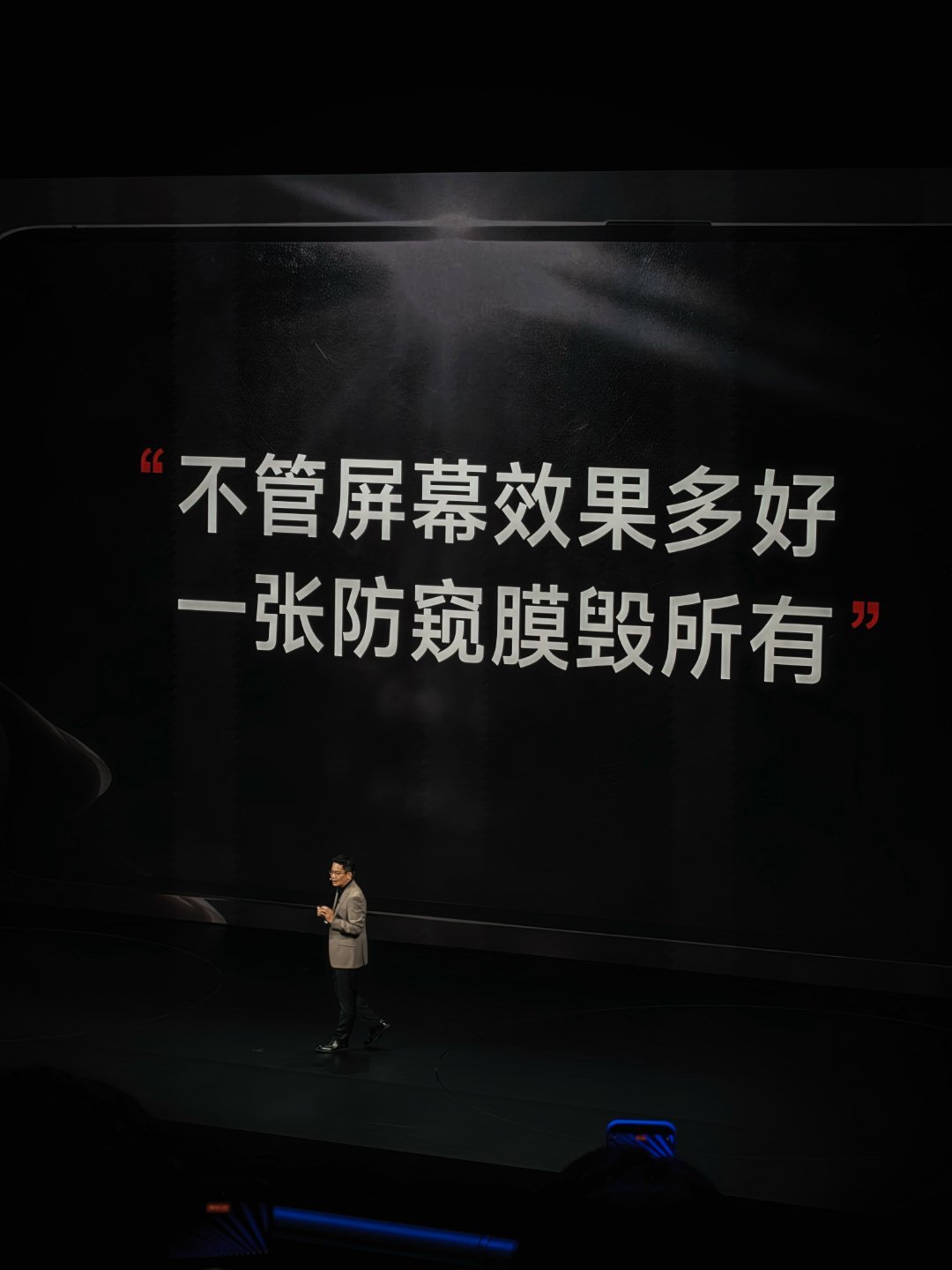 卢伟冰拉黑10年米粉雷军评论区呼吁无防窥版小米18Pro 雷军一眼就能看到现在太