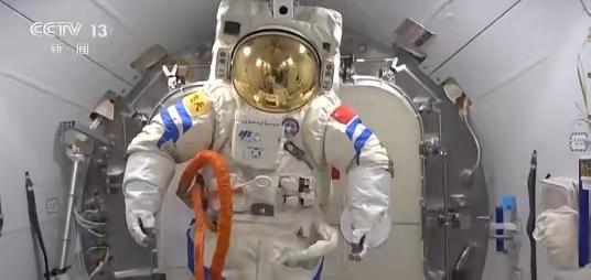 美国估计要急坏了。中国神舟20的着陆，舷窗上有裂痕，美国看不到一点细节！神舟20