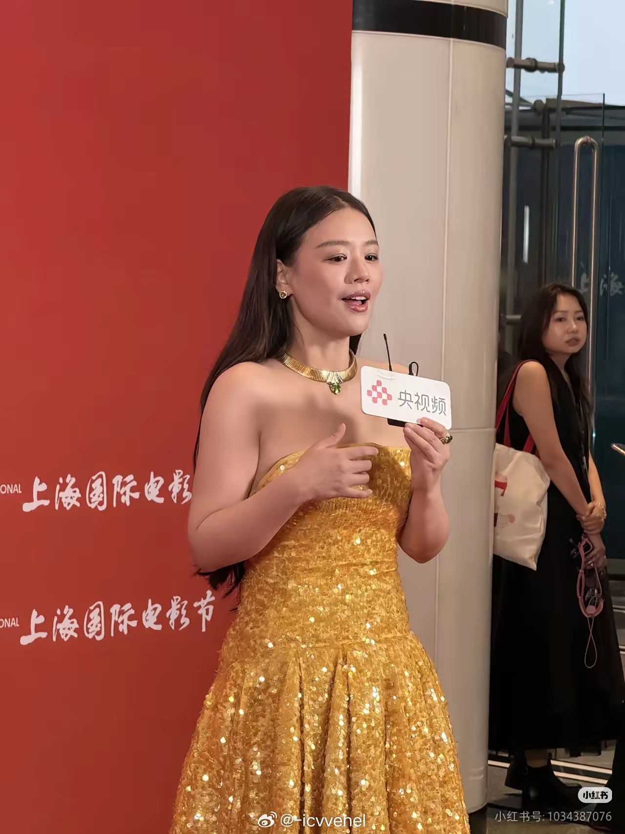 39 岁马思纯现身上海，金色打扮贵气十足，肉肉的身材惹人喜爱说到马思纯，大家是不