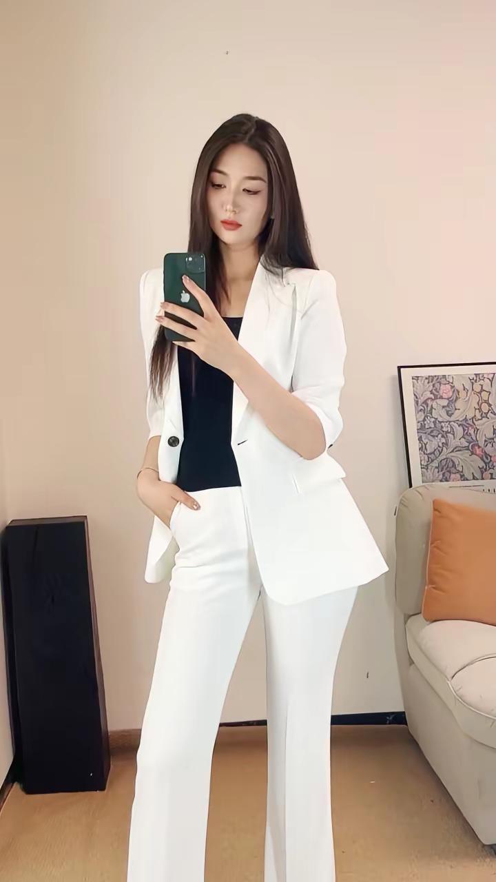 我从不相信低谷能压垮🈶野心的人跌倒可以在爬 心碎可以在愈 路短可以再闯有野心的
